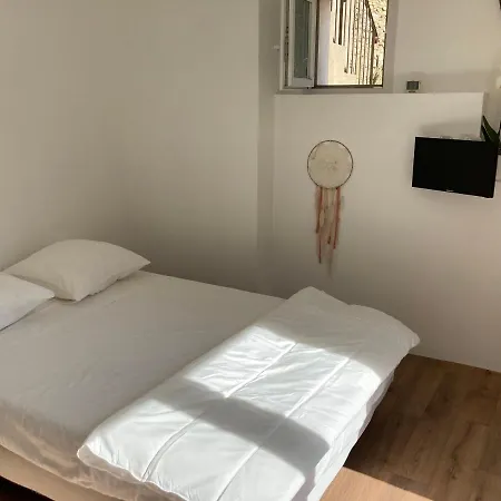 Maison Ensoleillee Au Milieu Des Pins Entre Et Cassis Marseille